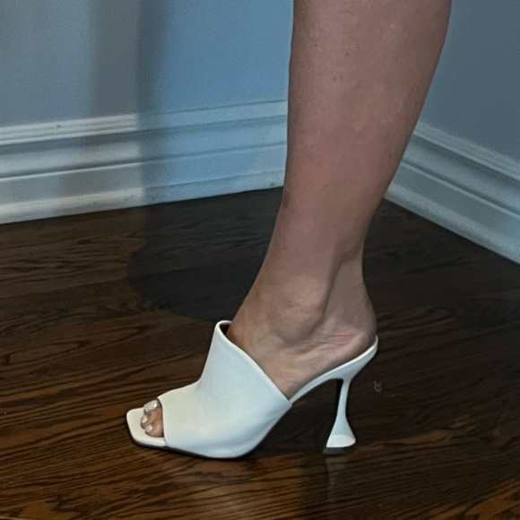 Brand new l’Intervalle Pumps. Size US6 in white leather. NEVER worn. - Picture 6 of 6